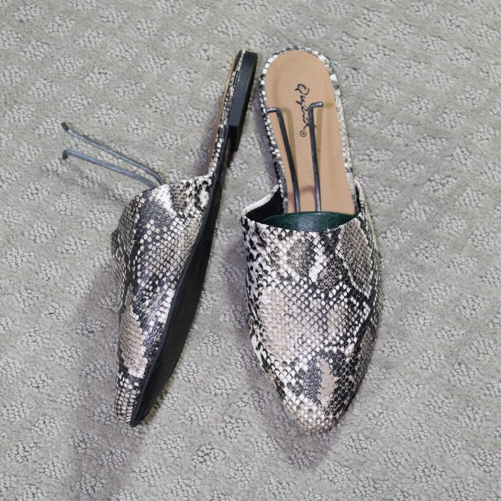 New Qupid Women's Sz 7.5 Snakeskin Mules Flats Slip On Black & White